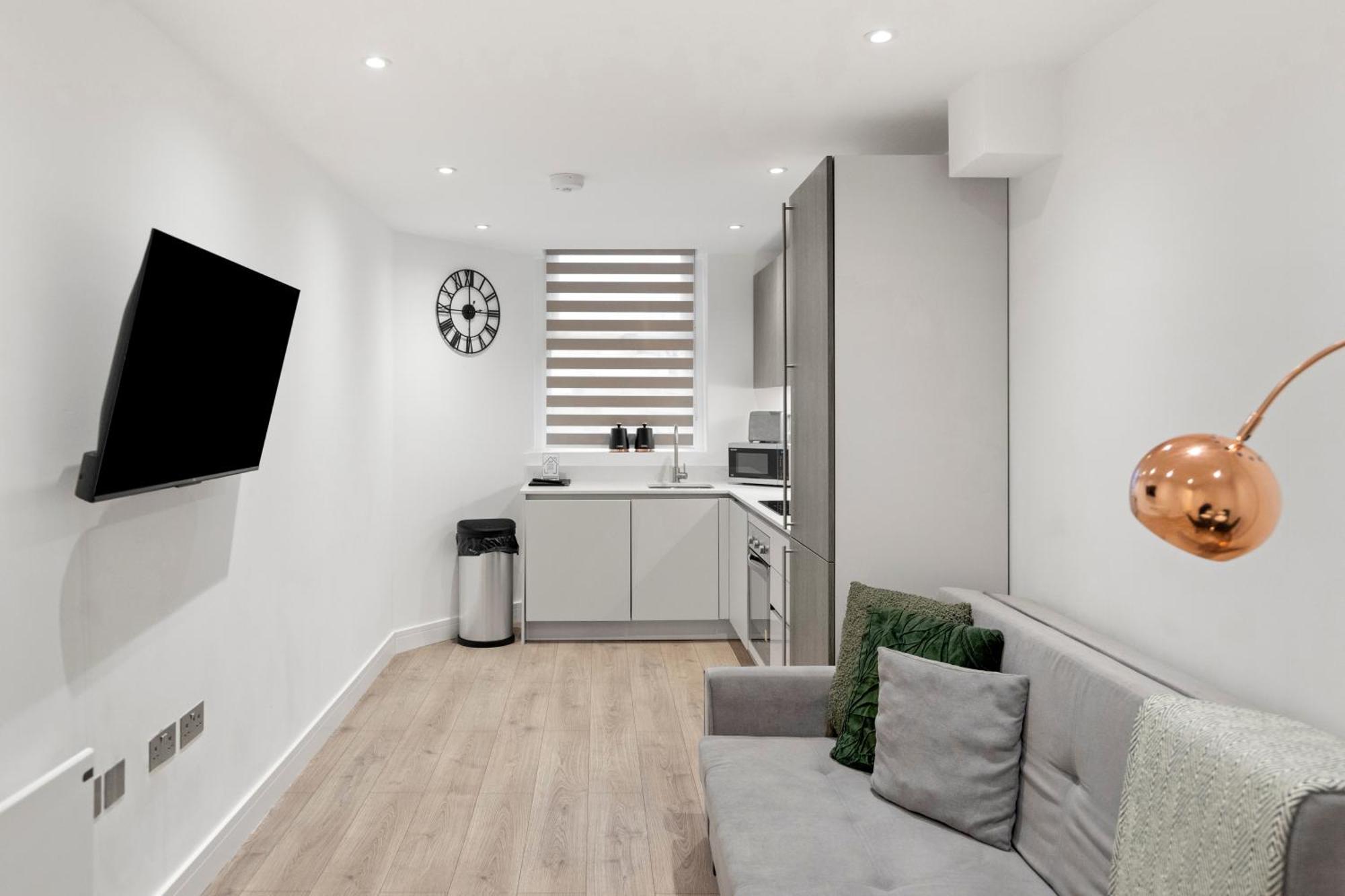 Spacious Luxury King Bed - Location *